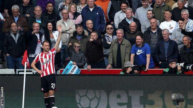 Tottenham fans clap Christian Eriksen as he takes a corner