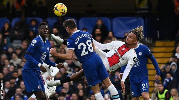 Cesar Azpilicueta suffers a head injury