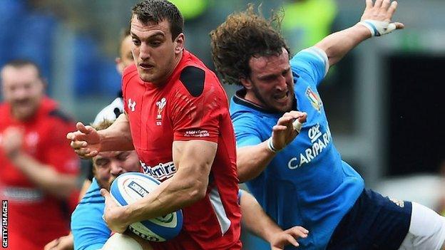 Sam Warburton bursts past Mauro Bergamasco