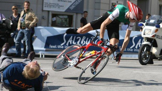 Chris Froome crashes in Salzburg