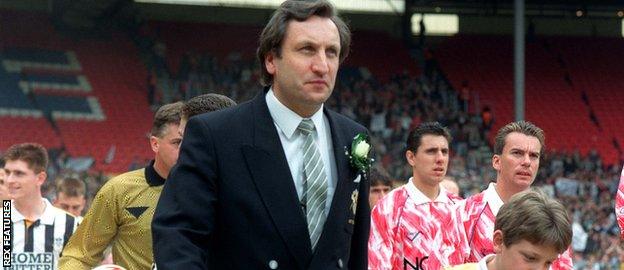 Neil Warnock leads out Notts County for the Division Two play-off final in 1991