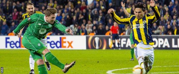 Kris Commons playing for Celtic against Fenerbahce