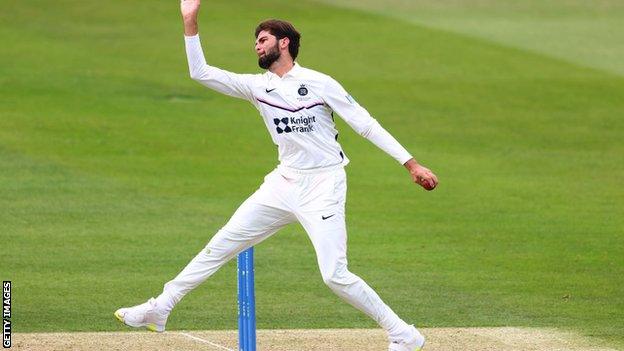 Shaheen Afridi bowls for Middlesex