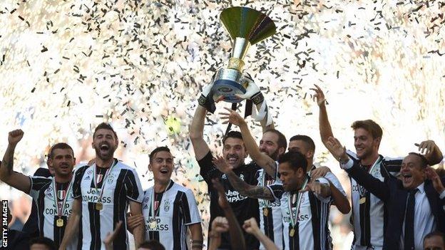 Juventus collect trophy