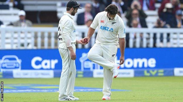 Colin de Grandhomme talking to captain Kane Williamson