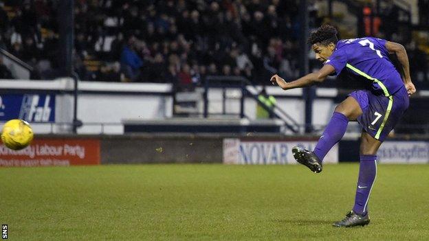 Dominique Malonga scoring for Hibernian against Raith Rovers