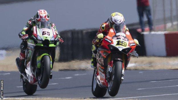 Alvaro Bautista took his ninth win of the season from runner-up Jonathan Rea