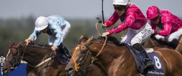 Sammy-Jo Bell (nearest) at Ascot