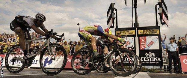 Andre Greipel narrowly wins on the line