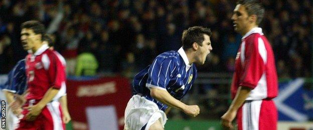 Steven Thompson celebrates scoring against Canada