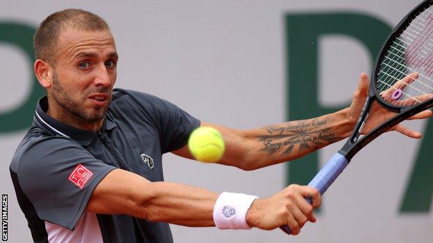 Dan Evans returns a ball at the 2022 French Open