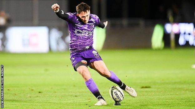 Dragons fly-half Sam Davies kicked 11 points against Perpignan