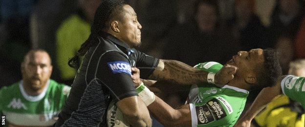 Glasgow's Langilangi Haupeakui holds off Treviso's David Odiete