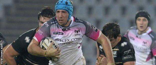 Justin Tipuric on the attack for Ospreys against Zebre.