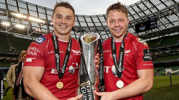 Jonathan Davies (L) and brother James celebrate Scarlets winning the 2016-17 Pro12 title