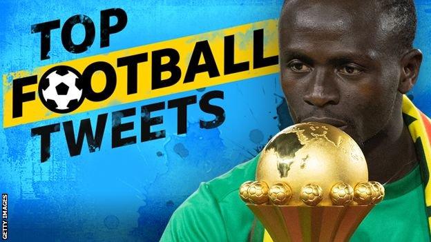 Sadio Mane kisses AFCON trophy.