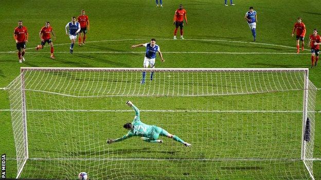 Lukas Jutkiewicz scores