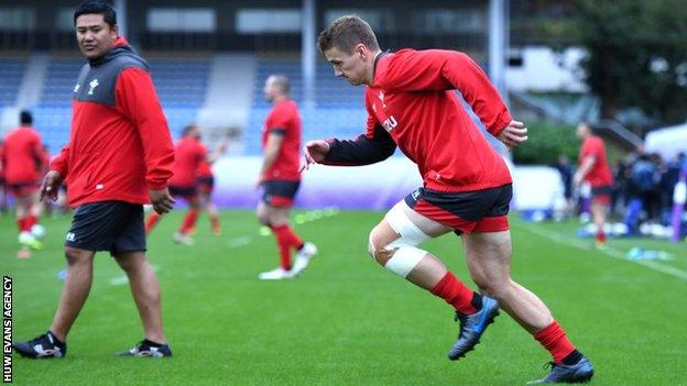 Jonathan Davies trains with Wales