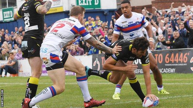 Stefan Ratchford scores a try for Warrington