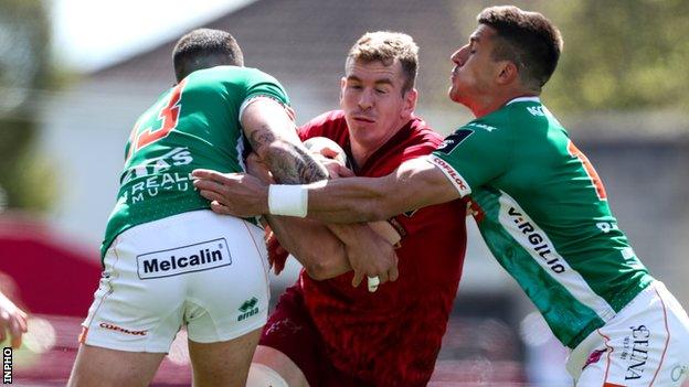 Chris Farrell is tackled by Tommaso Allan and Marco Zanon