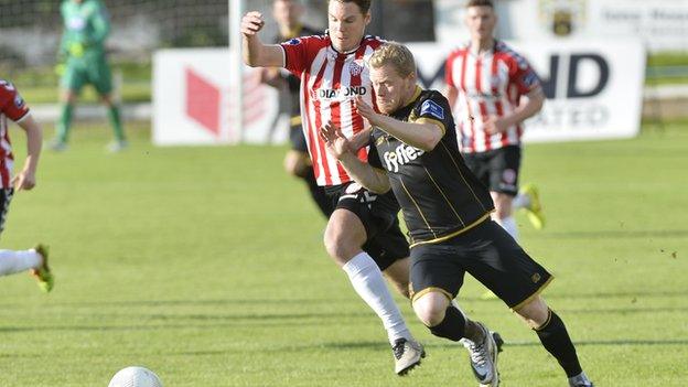 Derry defender Niclas Vemmelund and Dundalk's Daryl Horgan battle for possession at the Brandywell