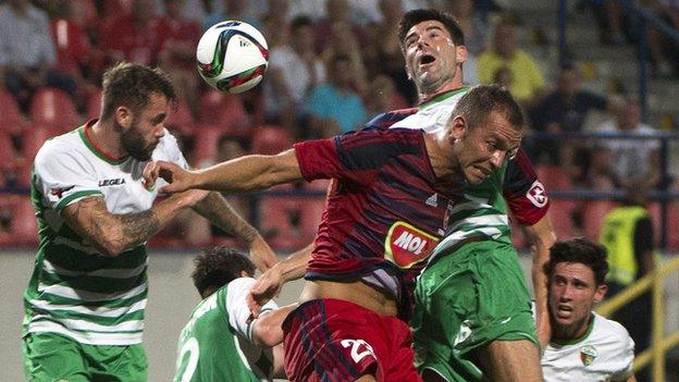 Mike Wild challenges the Videoton defence for The New Saints