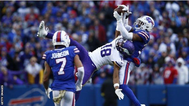 Justin Jefferson leaps high to take a superb one-handed catch