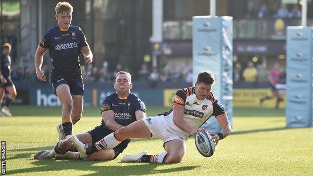 Freddie Burns scores a try for Leicester against Worcester