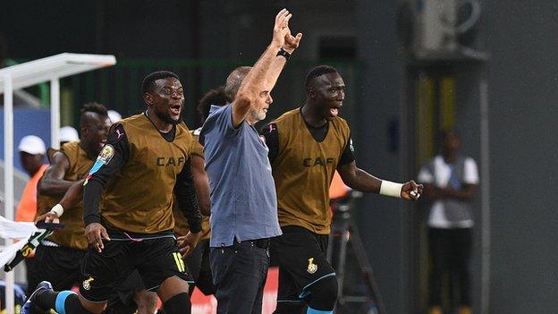 Ghana coach Avram Grant (centre)