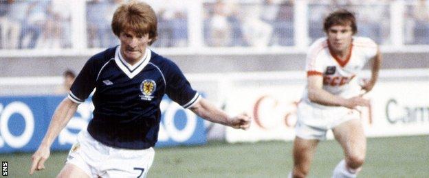 Gordon Strachan playing for Scotland against USSR in 1982