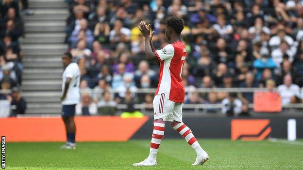 Bukayo Saka clapping the Tottenham fans