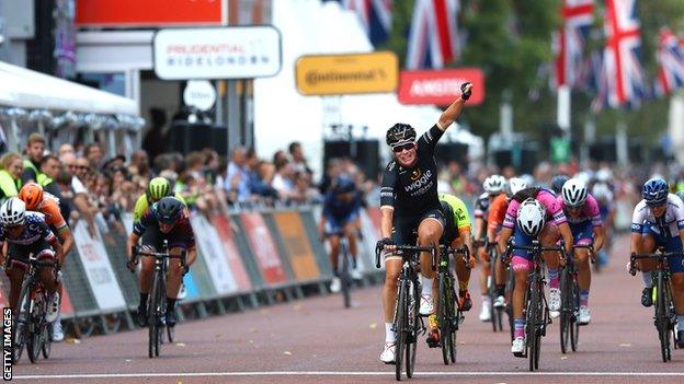 Kirsten Wild beats fellow Dutch rider Marianne Vos in a sprint finish