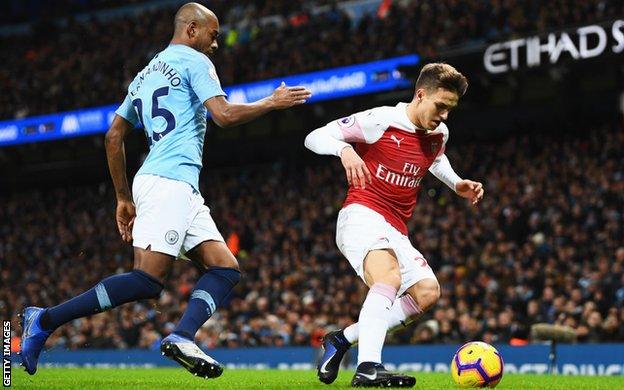 Fernandinho challenges Arsenal's Denis Suarez