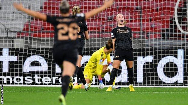 Beth Mead celebrates scoring her second against Arsenal