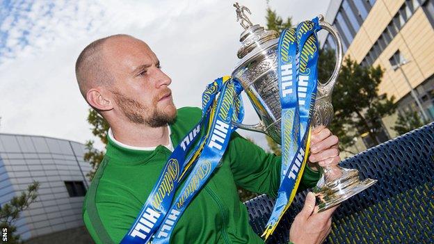 Hibernian captain David Gray with the Scottish Cup