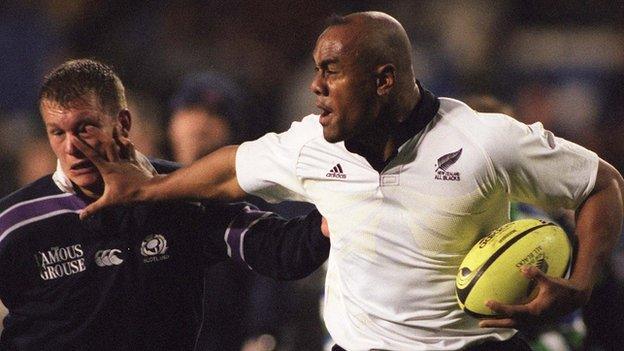 Scotland's Cammy Murray and brushed off by New Zealand's Jonah Lomu