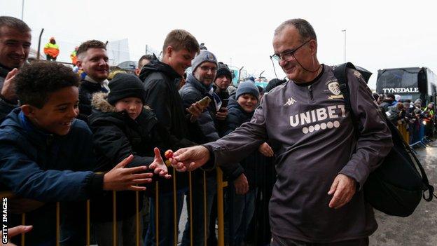 Marcelo Bielsa meets fans