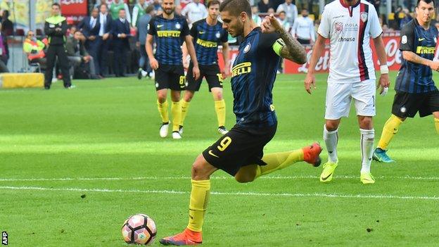 Mauro Icardi misses a penalty