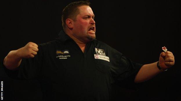 Alan Norris celebrates victory against Robert Thornton