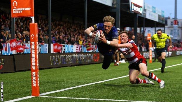 Tom Howe scoring a try for Worcester