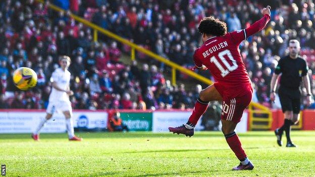 Vicente Besuijen scores for Aberdeen against Hibernian