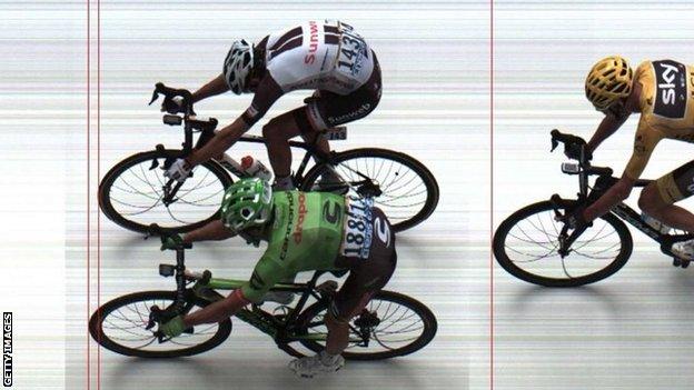 Rigoberto Uran (bottom) beats Warren Barguil (top) on stage nine