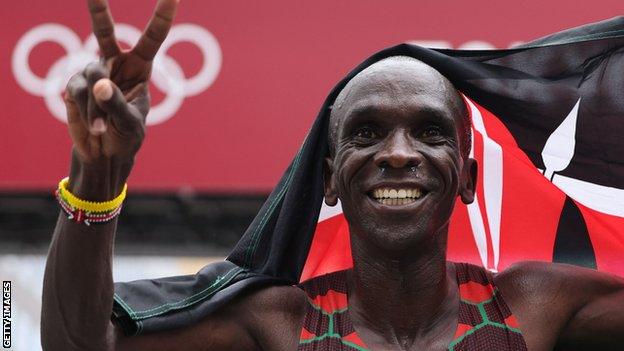 Eliud Kipchoge celebrates his victory in the marathon at the Tokyo Olympics