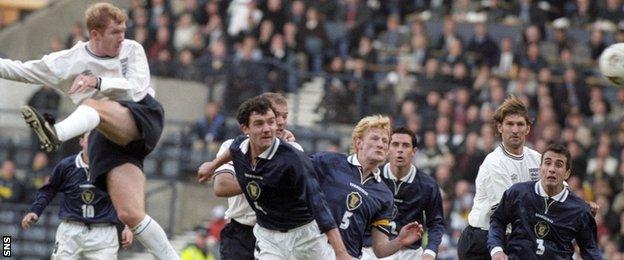 England's Paul Scholes (left)