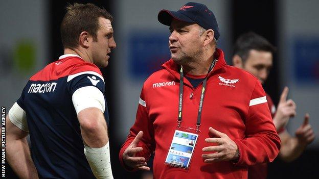 Wayne Pivac in conversation with Hadleigh Parkes during their Scarlets days