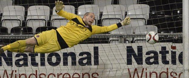 Crues keeper Sean O'Neill at full stretch but he can't keep out Ruairi Harkin's brilliant free-kick