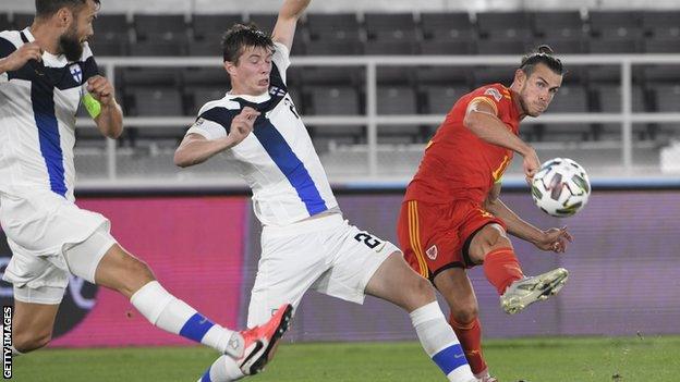 Gareth Bale shoots wide against Finland