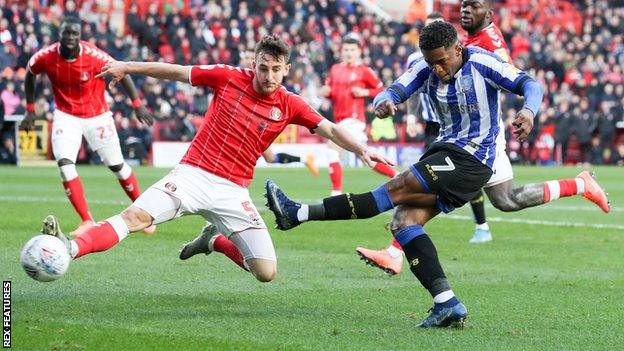 Kadeem Harris of Sheffield Wednesday (R) goes close as Tom Lockyer of Charlton Athletic