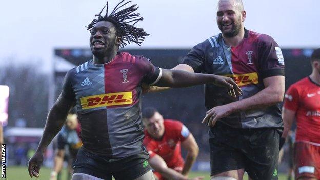 Gabriel Ibitoye of Harlequins (left)celebrates scoring his sides fourth try against Saracens