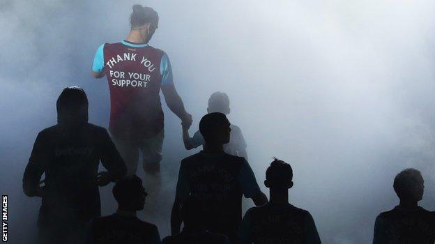 Andy Carroll and the rest of current West Ham squad thank fans